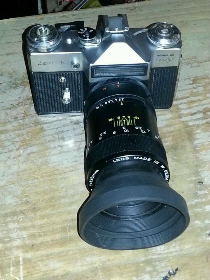 ZENIT-E Moskva 80; Analog-Camera+Objektiv REVUENON