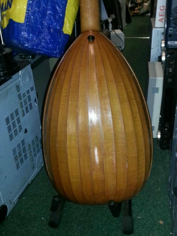 LAUTE; 6 Saiten,Alte, aber  toll   .