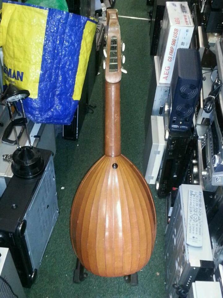 LAUTE; 6 Saiten,Alte, aber  toll   .