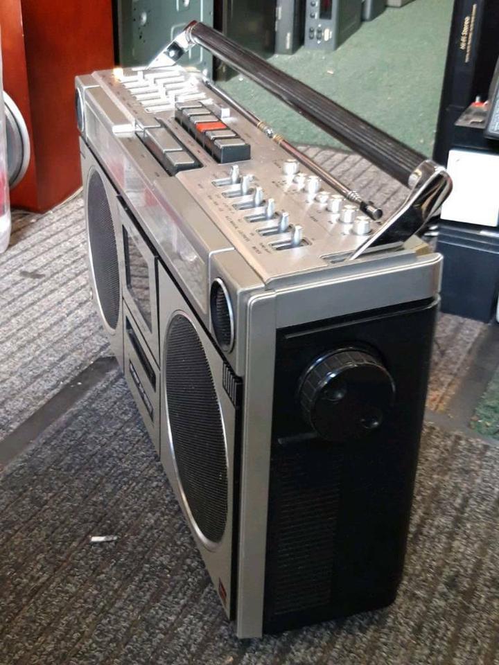 SHARP GF-9090, Stereo Redio-Tape Recorder, etwas DEFEKT!