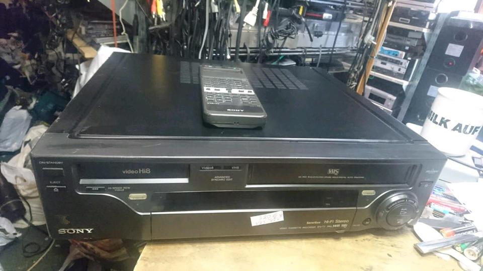SONY EV-T1VC, VHS + Hi8 Videorecorder, 2 in 1, etwas DEFEKT!!