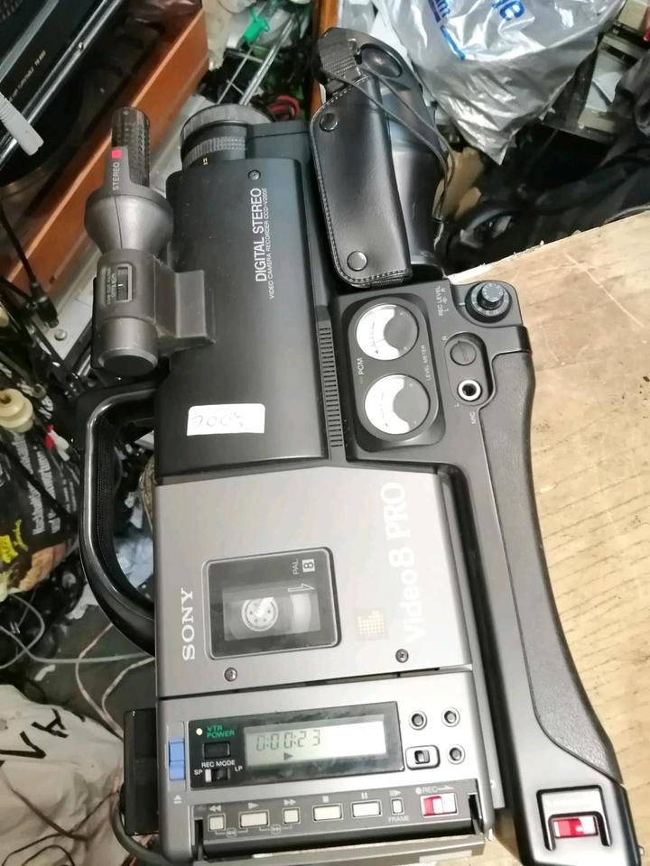 SONY CCD-V200E, Videocamera Video 8 mit Original-Akku!!!