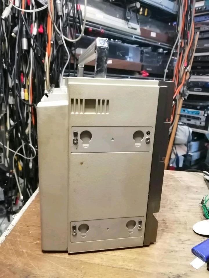 SHARP GF-700H, Radio-Cassetten-Recorder OHNE Boxen, etwas DEFEKT!