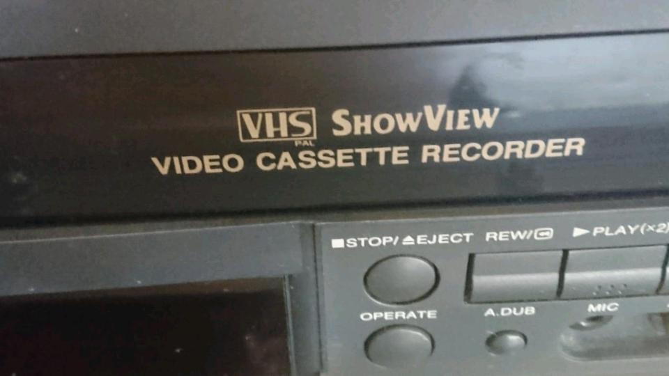UNIVERSUM VRP 4346, Doppeldeck-Videorecorder, Video 8+Hi8, DEFEKT