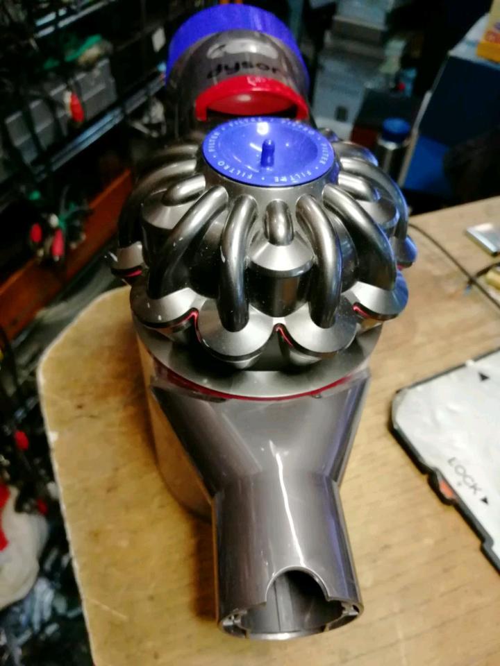 DYSON V8 absolute+, Akku-Staubsauger mit Zubehör!! guter Zustand!