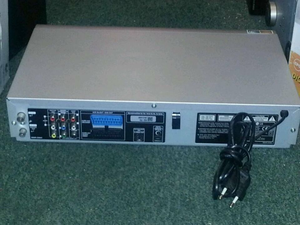 LG V8705DS DVD-Player/Videocassetten-Recorder, guter Zustand