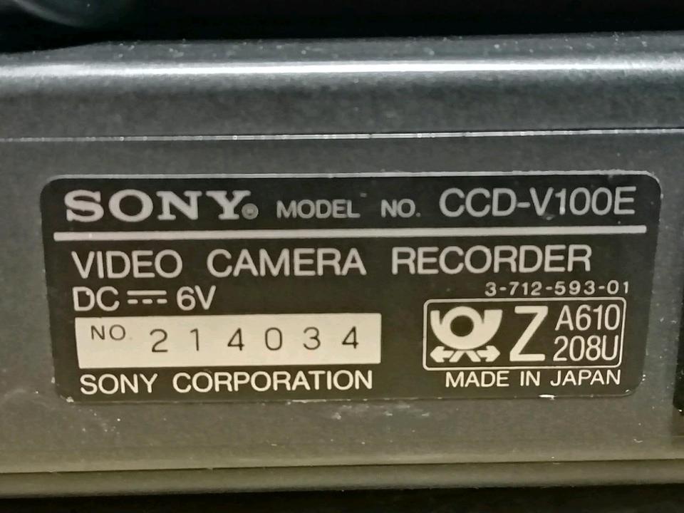 SONY CCD-V100E, Videocamera Video 8 + RFU-87E, mit Zubehör!!
