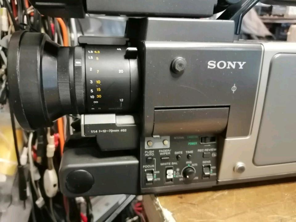 SONY CCD-V100E, Videocamera Video 8 + RFU-87E, mit Zubehör!!