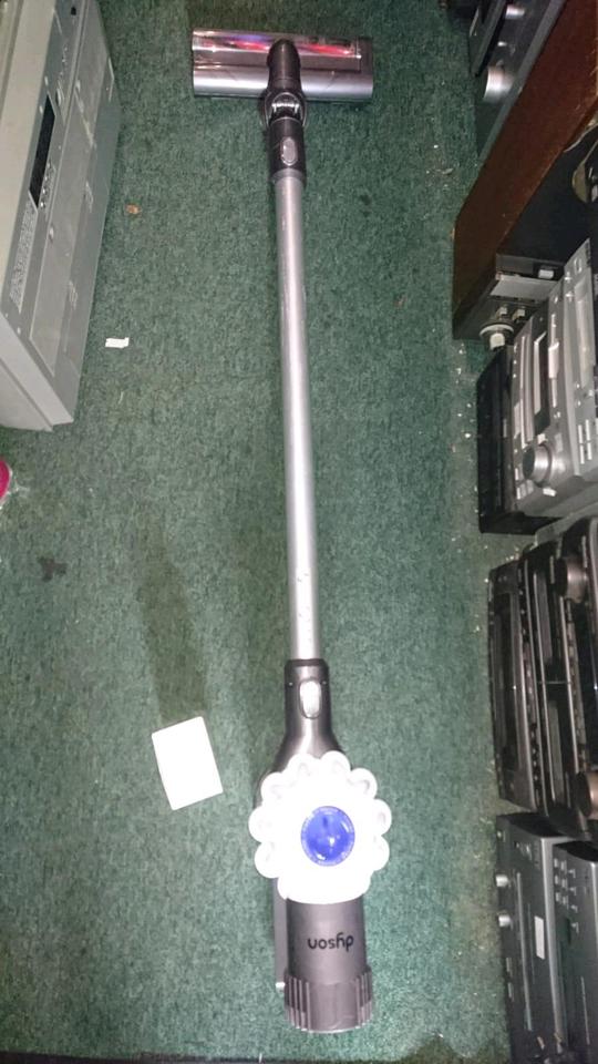 DYSON V6 digital slim, Akku-Staubsauger mit Zubehör!!