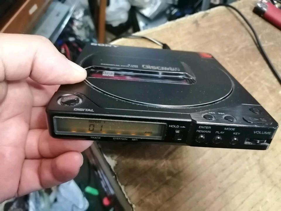 SONY D-250 portabler CD-Player mit Zubehör, DEFEKT!!!