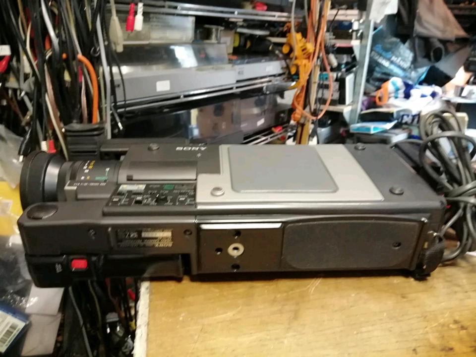 SONY CCD-V100E, Videocamera Video 8 + RFU-87E, mit Zubehör!!