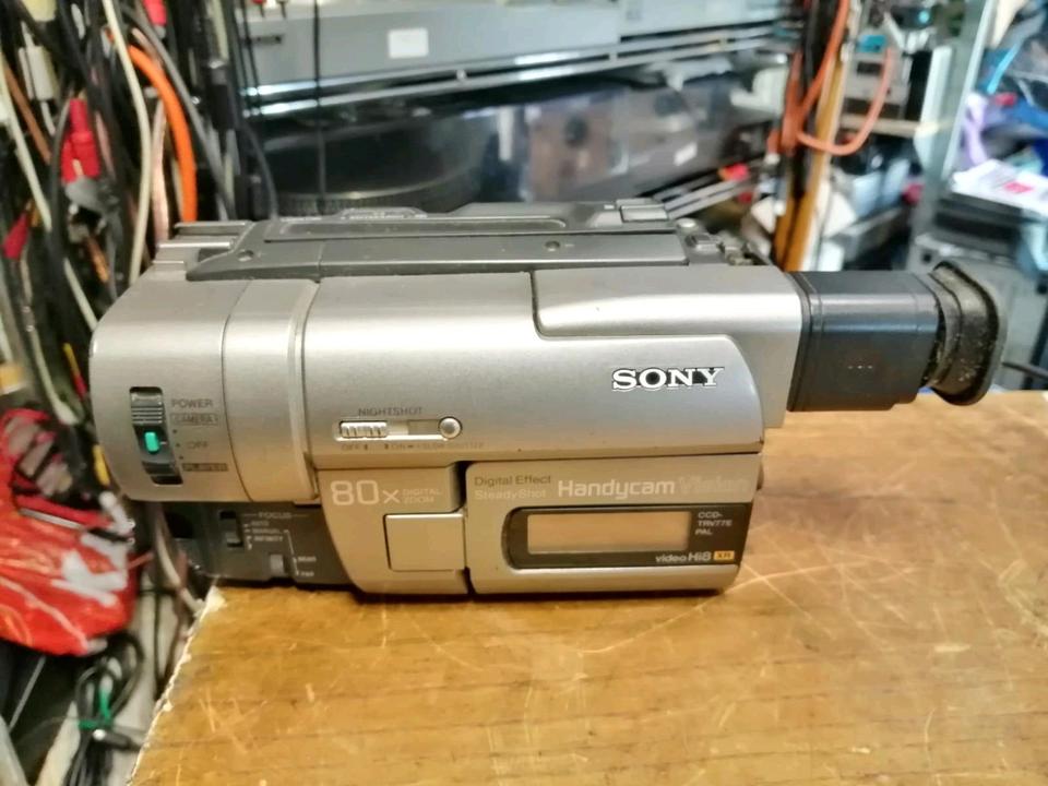SONY CCD-TRV77E, Videocamera Hi8 und Video 8 mit Zubehör!!