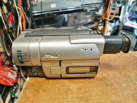 SONY CCD-TRV77E, Videocamera Hi8 und Video 8 mit Zubehör!!