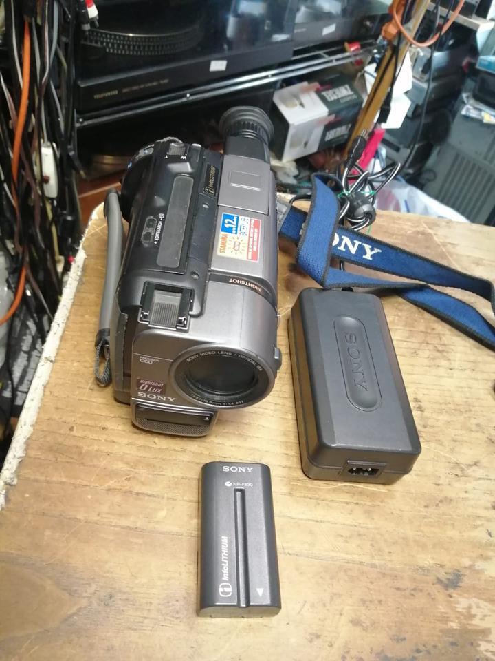 SONY CCD-TRV35E, Videocamera Hi8 und Video 8 mit Zubehör!!!