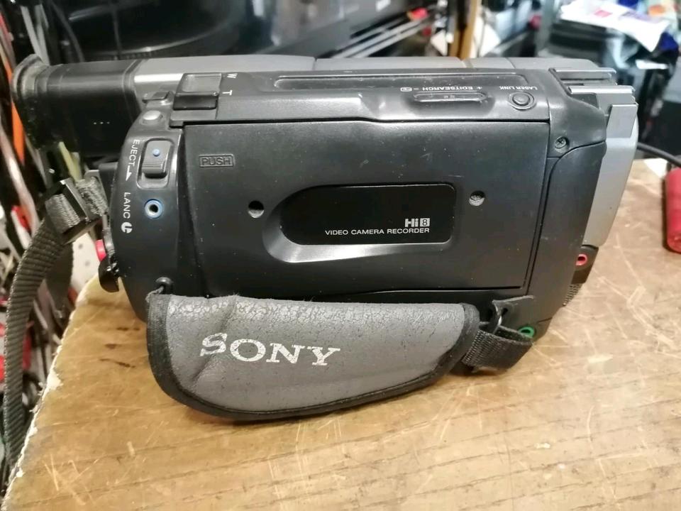 SONY CCD-TRV77E, Videocamera Hi8 und Video 8 mit Zubehör!!