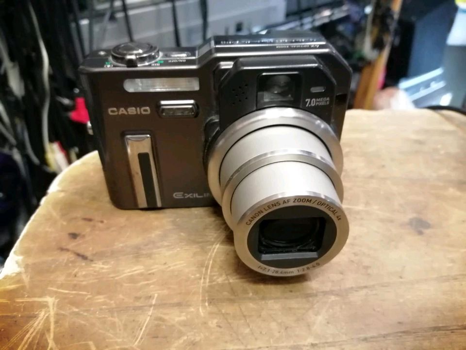 CASIO EX-P700, Digital-Kamera mit Zubehör!!