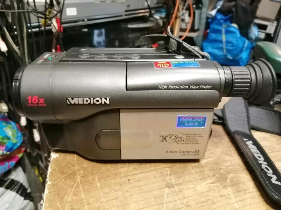 MEDION MD-9010, Videocamera Video 8 mit Zubehör!!