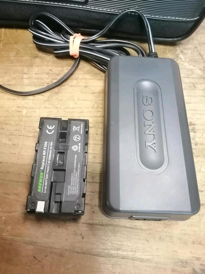 SONY CCD-TRV48E, Handycam Hi8 und Video 8 geeignet, mit Zubehör!!