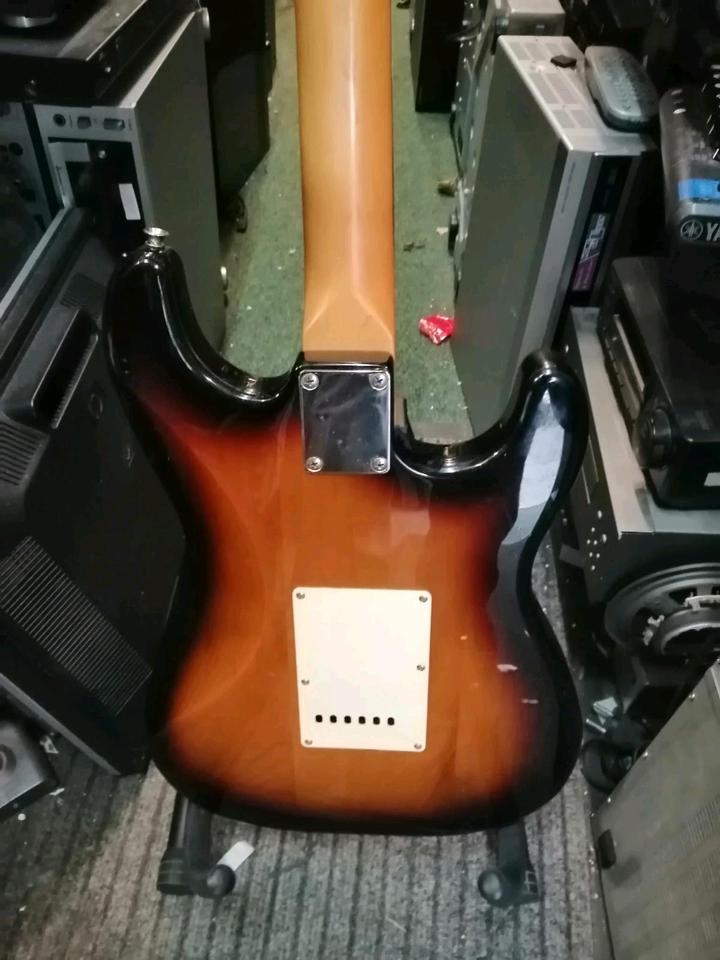 SQUIER STRAT, E-Gitarre für Linkshänder!!