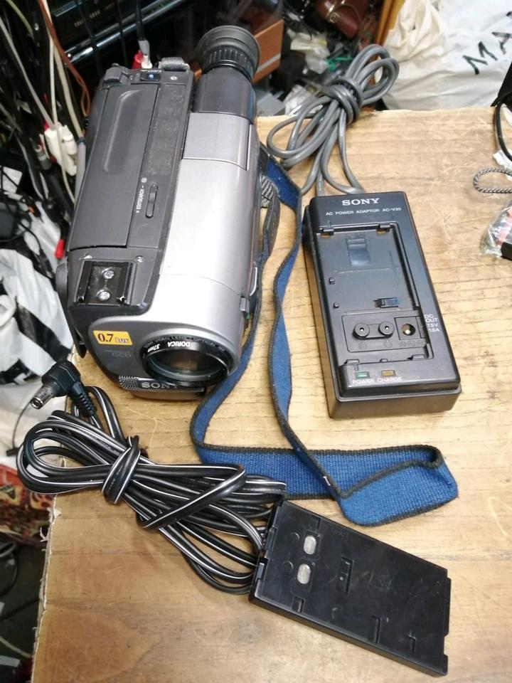 SONY CCD-TRV24E, Videocamera/Recorder mit Zubehör!!