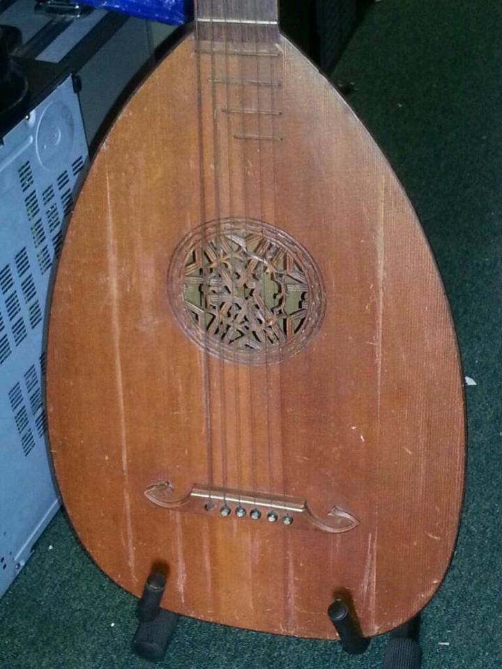 LAUTE; 6 Saiten,Alte, aber  toll   .