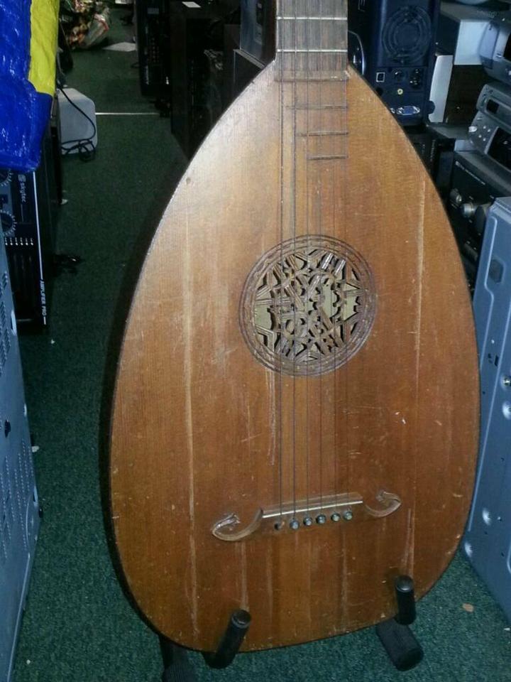 LAUTE; 6 Saiten,Alte, aber  toll   .