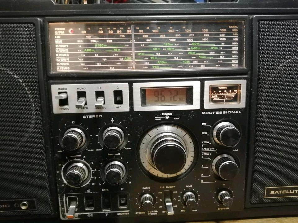 GRUNDIG SATELLIT 2400, Radio mit Netzkabel!