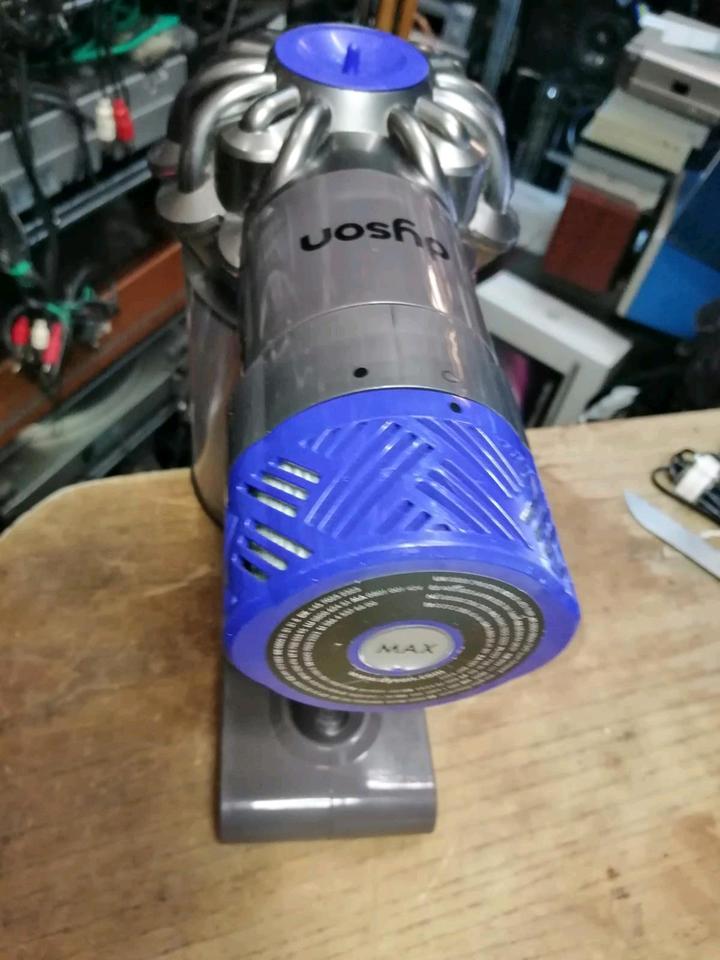 DYSON V6 Total Clean, Akku-Staubsauger mit NEUEN Akku und Zubehö!