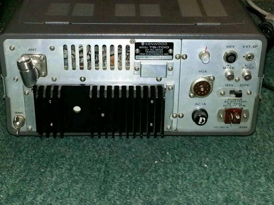 KENWOOD TS-700; VHF/2m Allmode-Transceiver mit Mikrofon