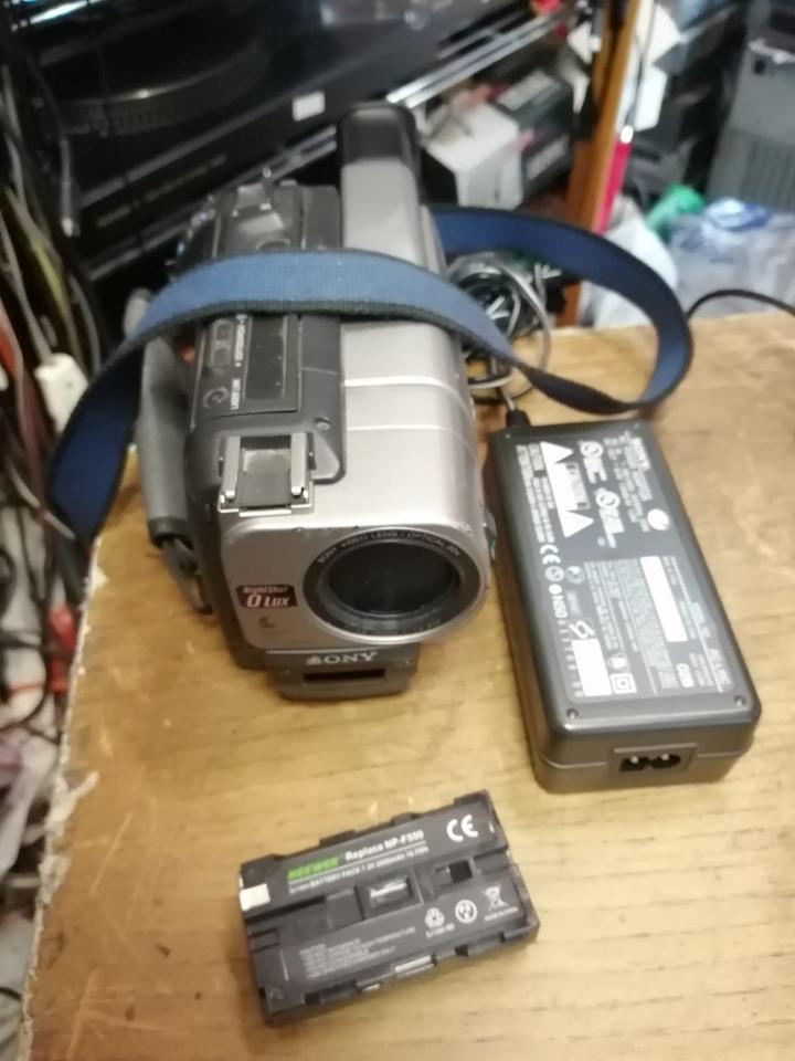 SONY CCD-TRV77E, Videocamera Hi8 und Video 8 mit Zubehör!!
