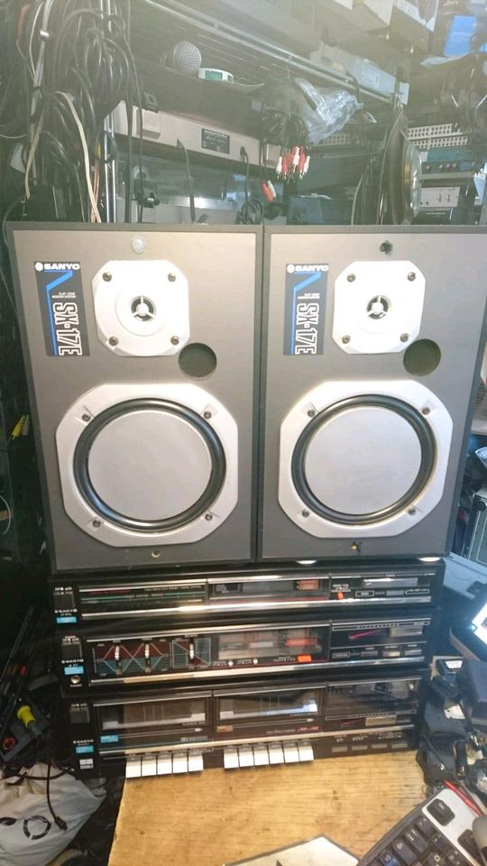 SANYO Musik-Anlage mit 2 SANYO Boxen!!