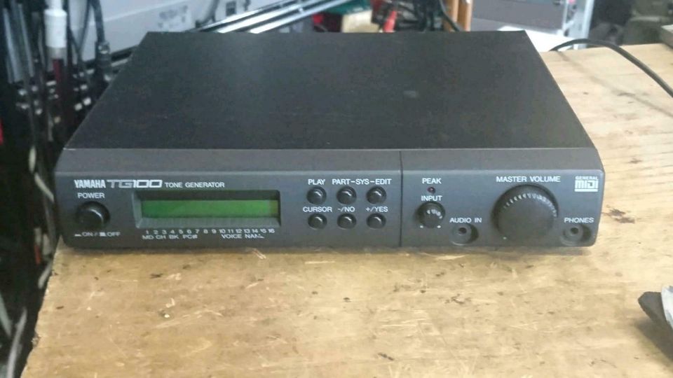 YAMAHA TG100 Tone Generator mit Adapter, guter Zustand!