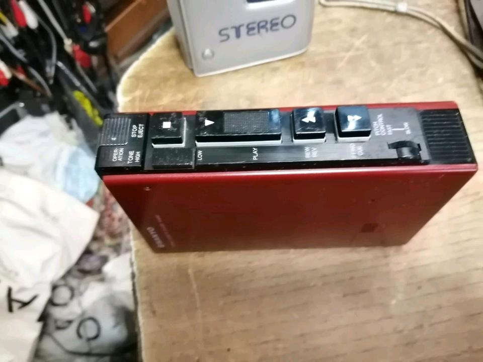 SANYO M4440, Walkman, rot, OHNE Adapter!!!