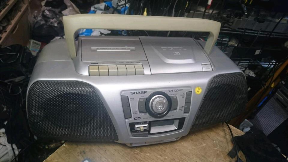 SHARP QT-141H(SL), Cassette/Radio/CD-Player, etwas DEFEKT!!