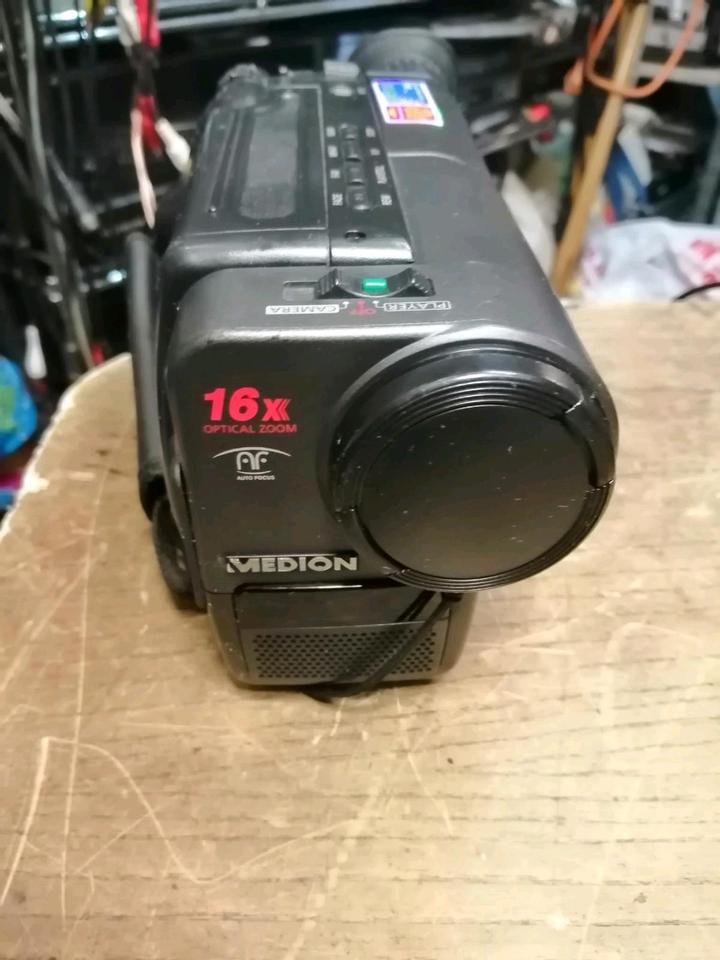 MEDION MD-9010, Videocamera Video 8 mit Zubehör!!