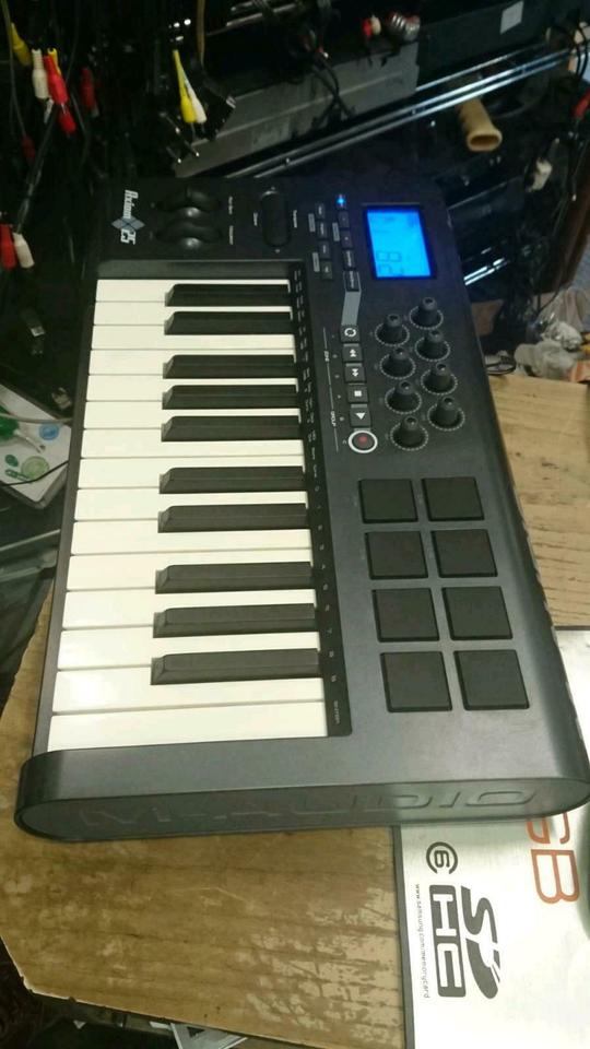 M-AUDIO AXIOM 25, kleines Keyboard mit Universal-Adapter