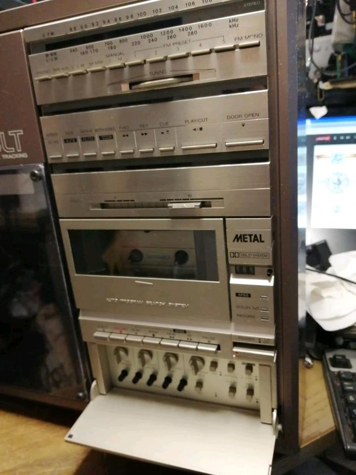 SHARP VZ-3500, Plattenspieler/Radio/Cassette/Verstärker!!!