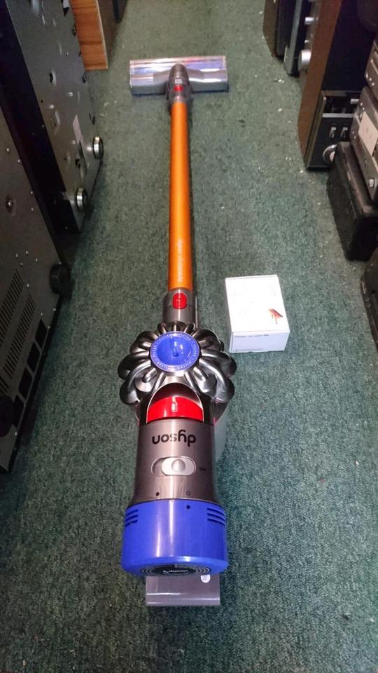 DYSON V8 absolute, Akku-Staubsauger mit Zubehör!!