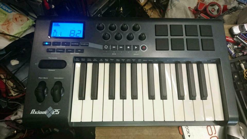 M-AUDIO AXIOM 25, kleines Keyboard mit Universal-Adapter