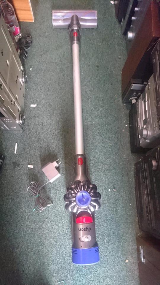 DYSON V8 absolute, Akku-Staubsauger mit Zubehör!!