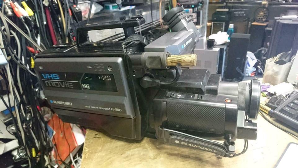 BLAUPUNKT CR-1500, VHS-Videocamera mit Ladegerät (ohne Akku)