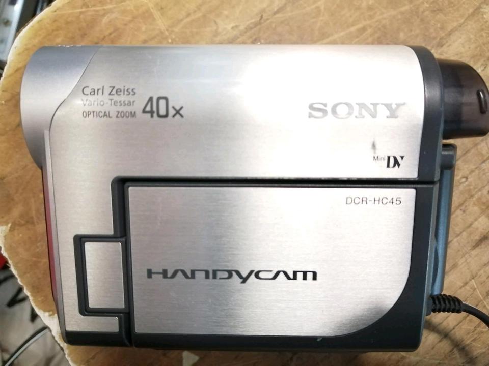 SONY DCR-HC45, MiniDV-Videocamera + SONY Station für Cameras!!