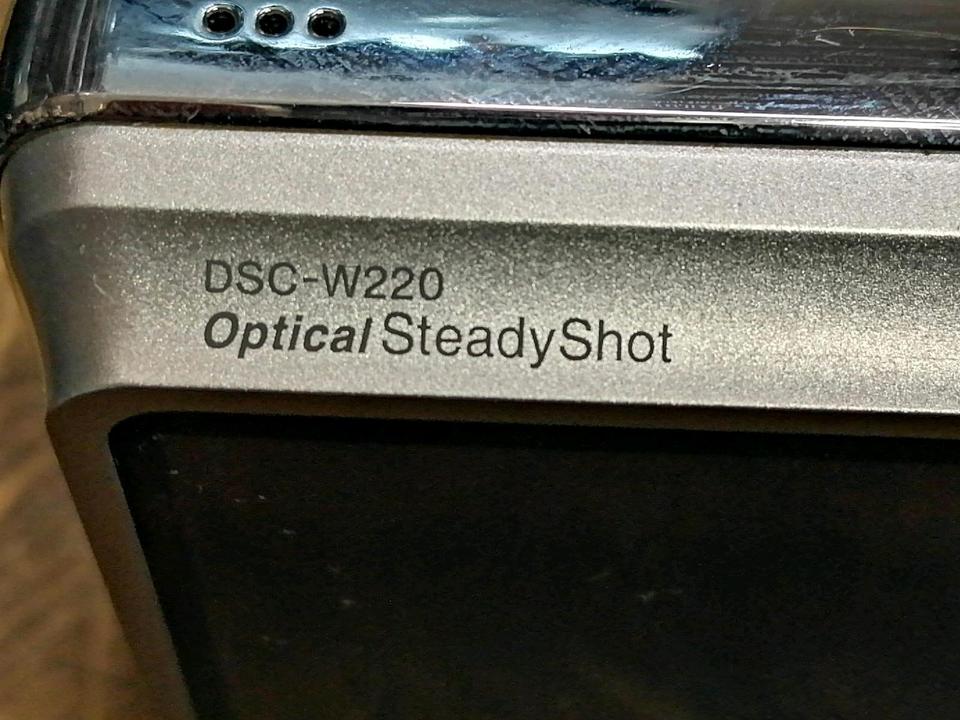 SONY DSC-W220 Optical SteadyShot, Digital-Kamera mit Zubehör!