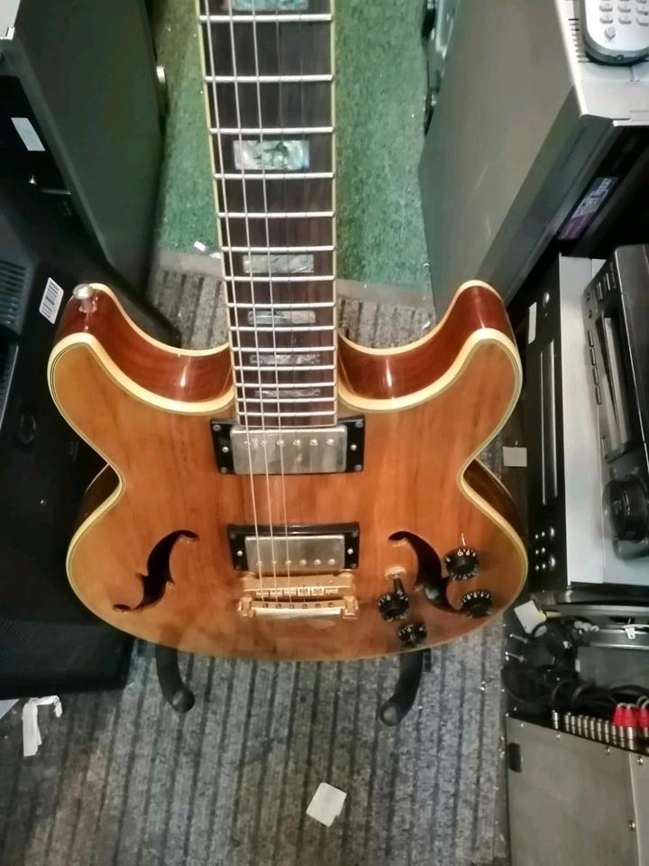 E-Gitarre "SPEAR", 1 Saite fehlt!