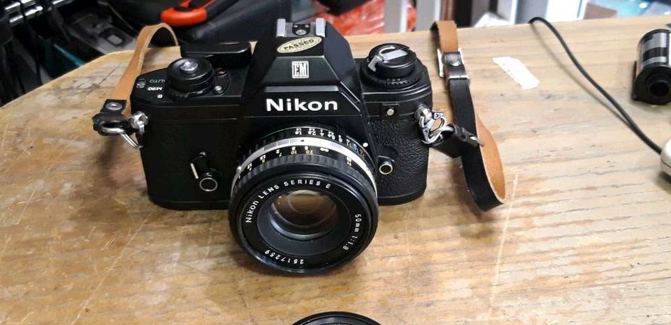 NIKON EM Analog-Camera, Objektiv, Blitz, Linse und Beschreibung!