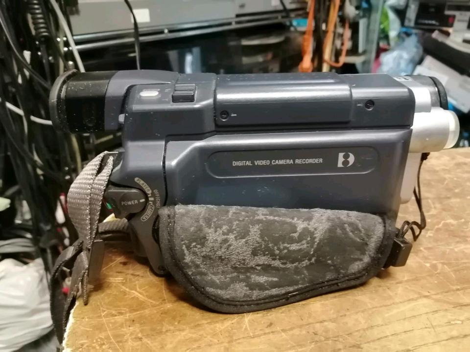 SONY DCR-TRV 145E Digital 8, Videocamera mit Zubehör!!