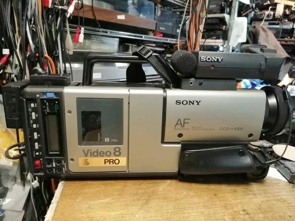 SONY CCD-V100E, Videocamera Video 8 + RFU-87E, mit Zubehör!!