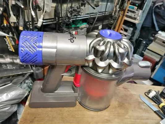 DYSON V6 Total Clean, Akku-Staubsauger mit NEUEN Akku und Zubehö!