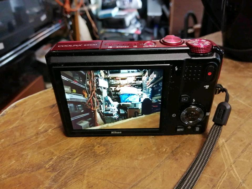NIKON S9100, Digital-Kamera mit Zubehör, rot, OHNE Speicherkarte!