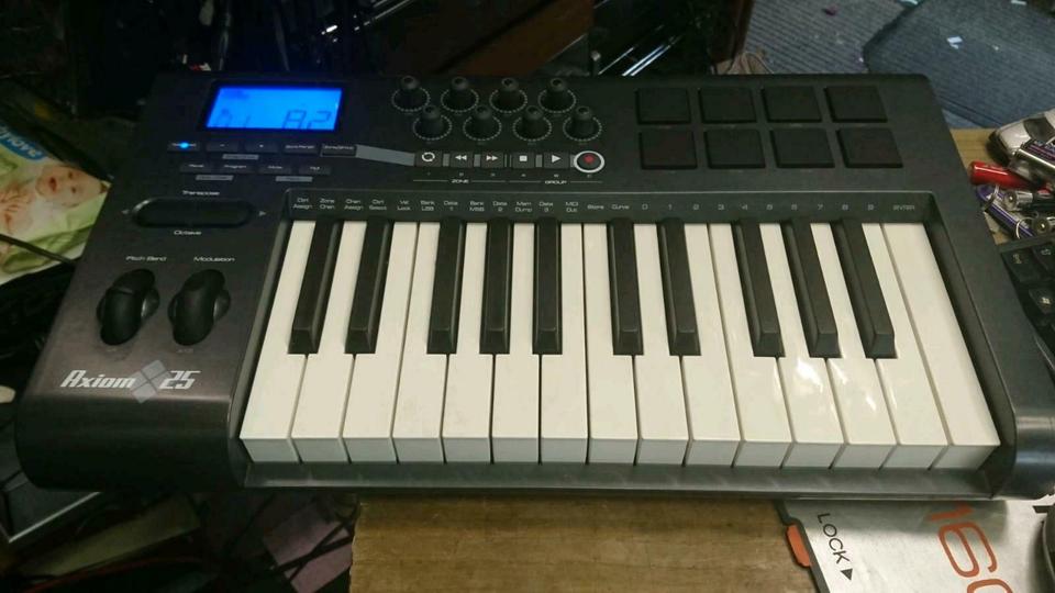 M-AUDIO AXIOM 25, kleines Keyboard mit Universal-Adapter